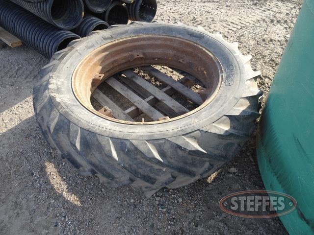 14.9-38 tractor tire - rim, _1.jpg